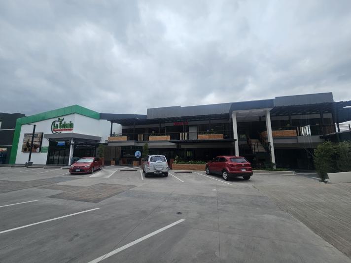 Alquiler Locales Distrito El Camino cuentan con las siguientes caracter&iacute;sticas: Locales de 33 m2 hasta 375 m2 Kioskos de 5 m2 Amplio estacionamiento &Aacute;rea de terraza para eventos Planta el&eacute;ctrica con cobertura completa Seguridad Este proyecto ofrece una oportunidad estrat&eacute;gica para posicionar su negocio en un punto con alto potencial de crecimiento a un precio de $ 35.00 x m2 hasta $ 200.00 x m2, + 15% ISV y cuota de mantenimiento.